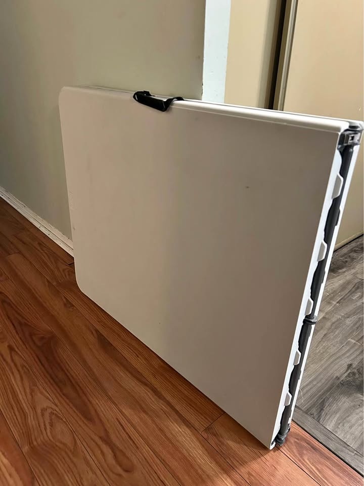 Rectangular Plastic Folding Table, 6ft x 2.5 ft
