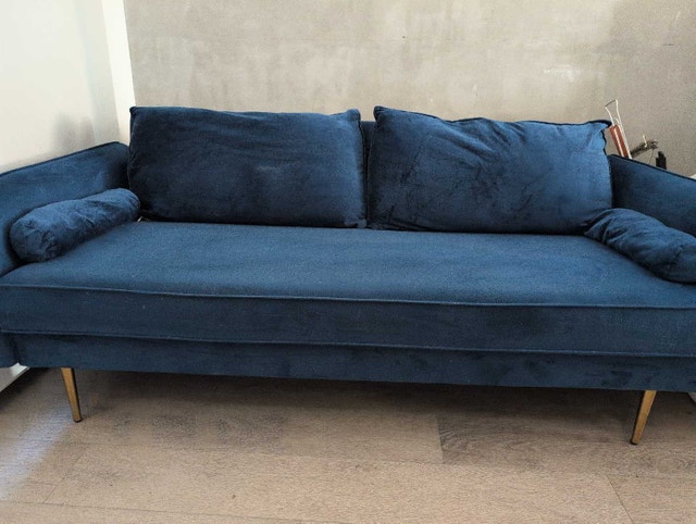 BLUE VELVET COUCH **pending pick up**