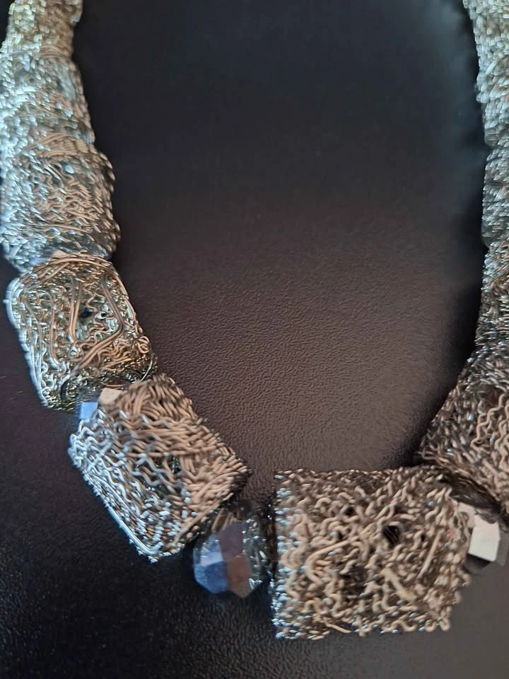 Very beautiful metallic necklace - photo 4