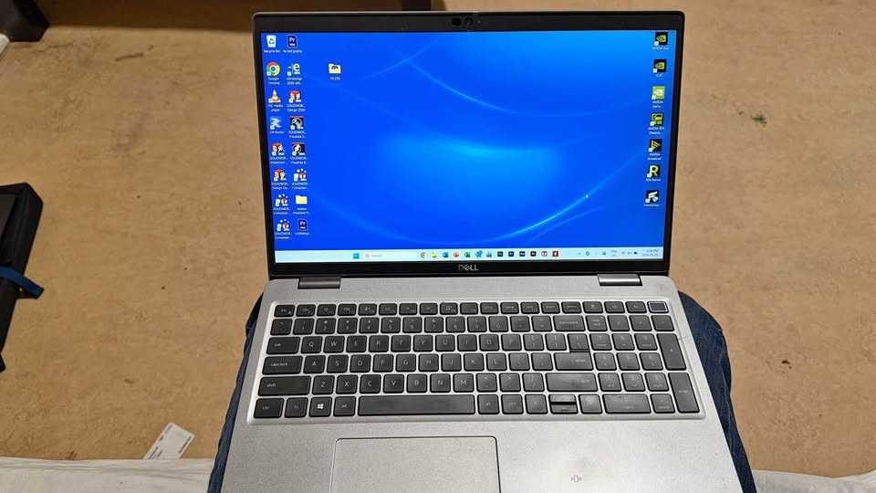 Dell Latitude 5520 15.6" Laptop i7-1185G7 16GB RAM 256GB SSD Win