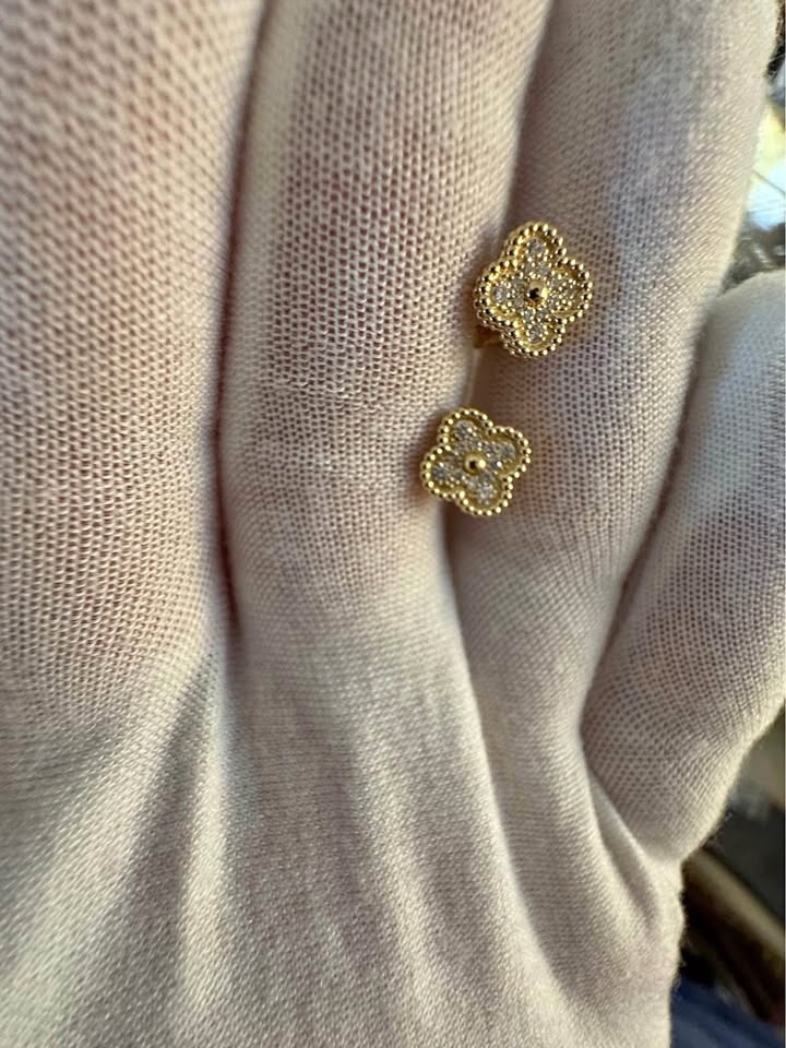 VCA 9 mm 18k Yellow Gold Diamond Stud Earrings