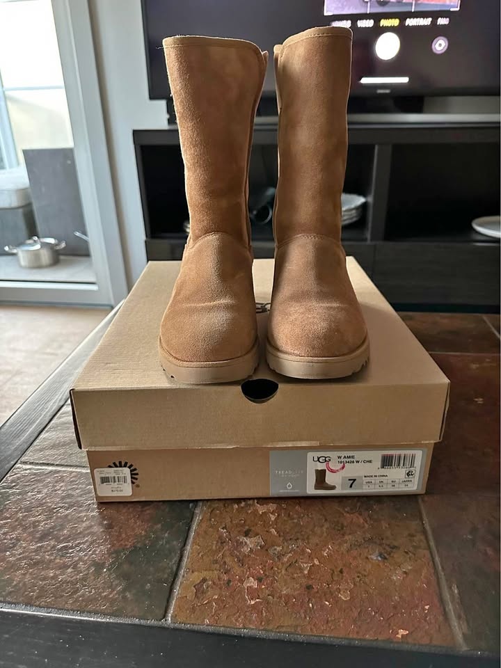 UGG Boots - Like New, Size 7