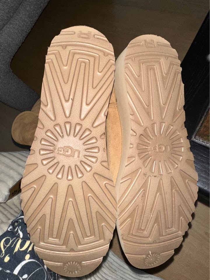 UGG Boots - Like New, Size 7 - photo 3
