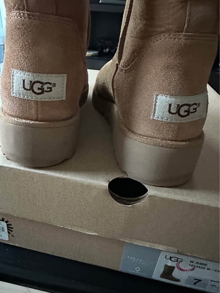 UGG Boots - Like New, Size 7 - photo 4
