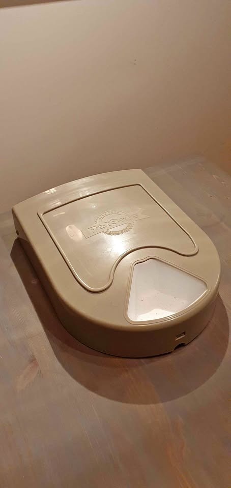 Battery-powered, programmable cat feeder