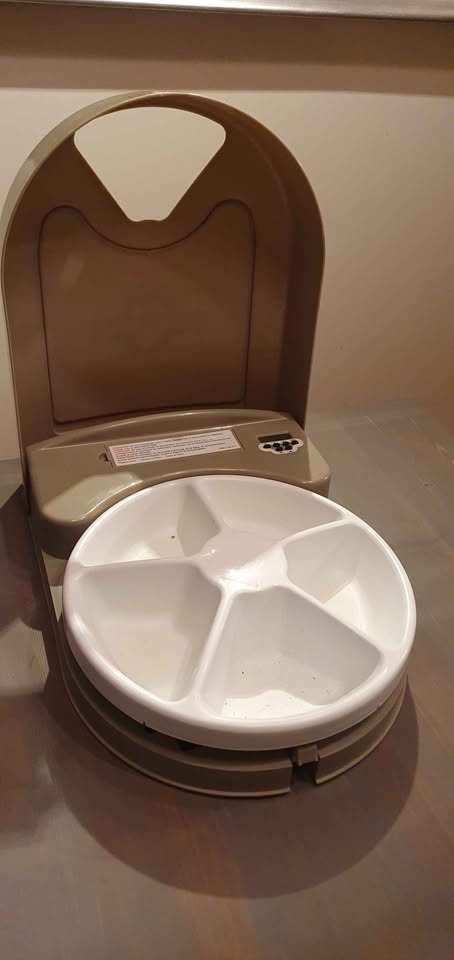 Battery-powered, programmable cat feeder - photo 4