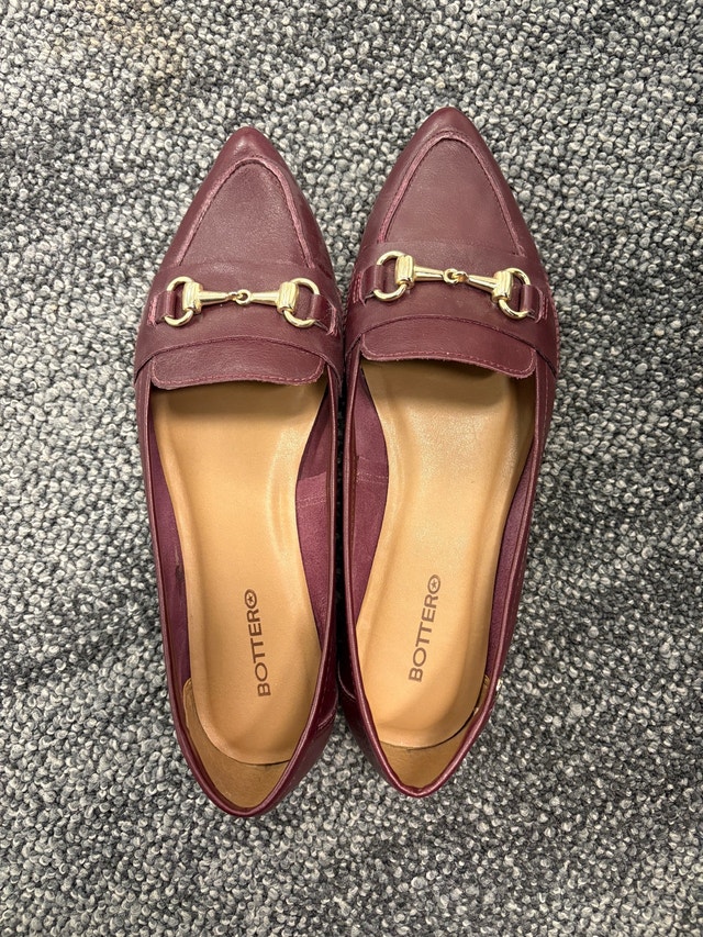 Bottero Women’s Loafers Size 8 (burgundy)