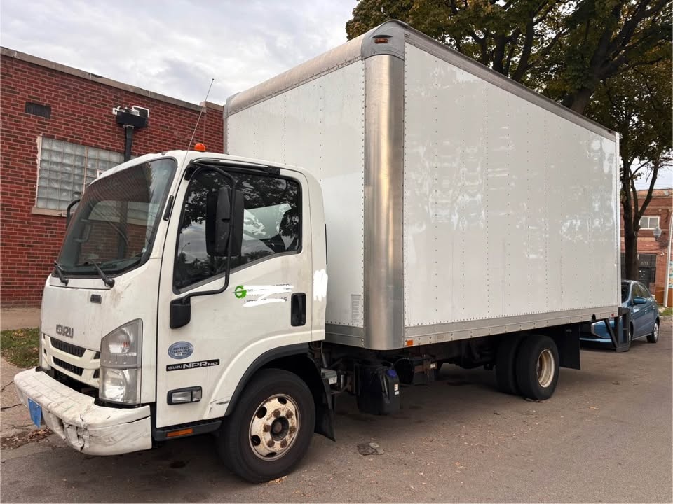 2014 Isuzu NPR HD 15ft Truck - photo 2