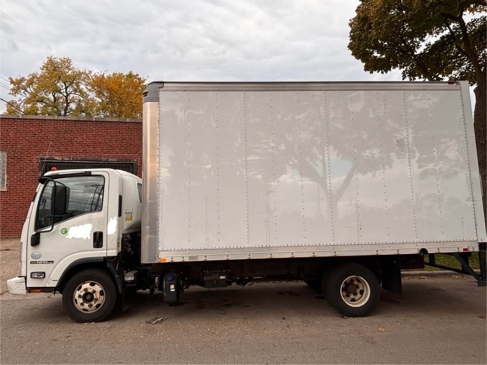 2014 Isuzu NPR HD 15ft Truck - photo 3
