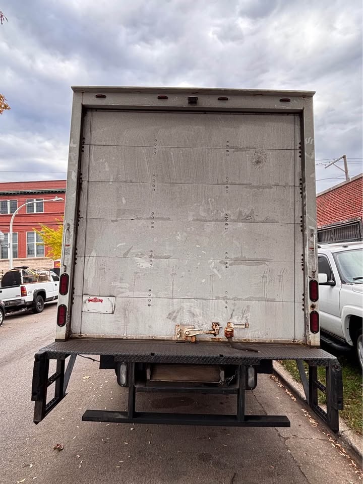 2014 Isuzu NPR HD 15ft Truck - photo 4