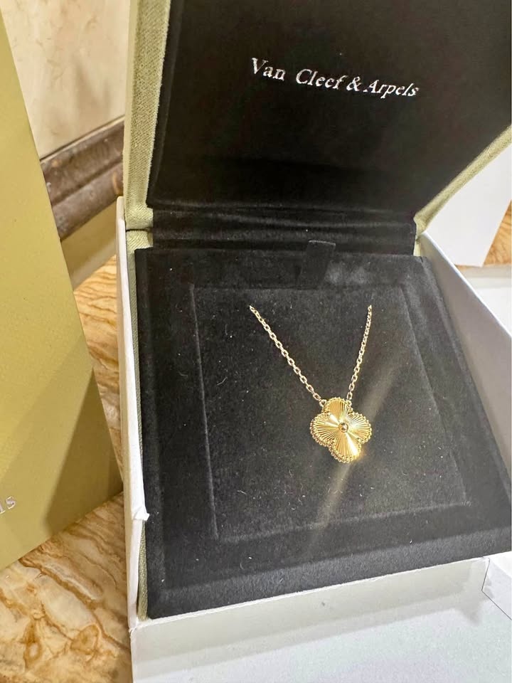 New Van Cleef VCA 18k solid Gold Single Pendant Clover Necklace