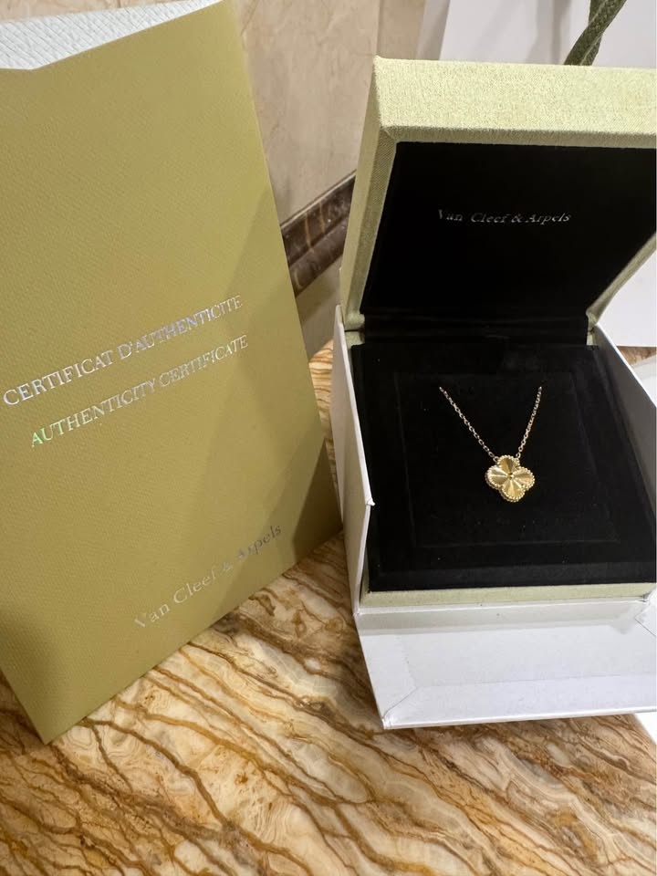 New Van Cleef VCA 18k solid Gold Single Pendant Clover Necklace - photo 2