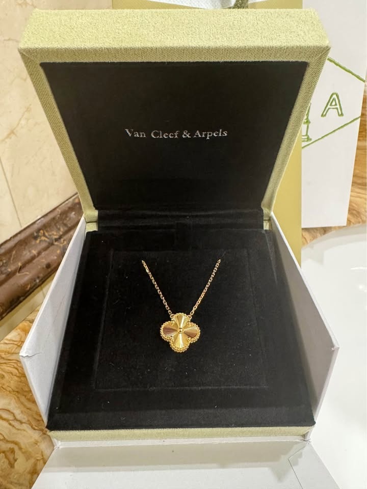 New Van Cleef VCA 18k solid Gold Single Pendant Clover Necklace - photo 3