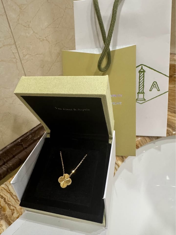 New Van Cleef VCA 18k solid Gold Single Pendant Clover Necklace - photo 4