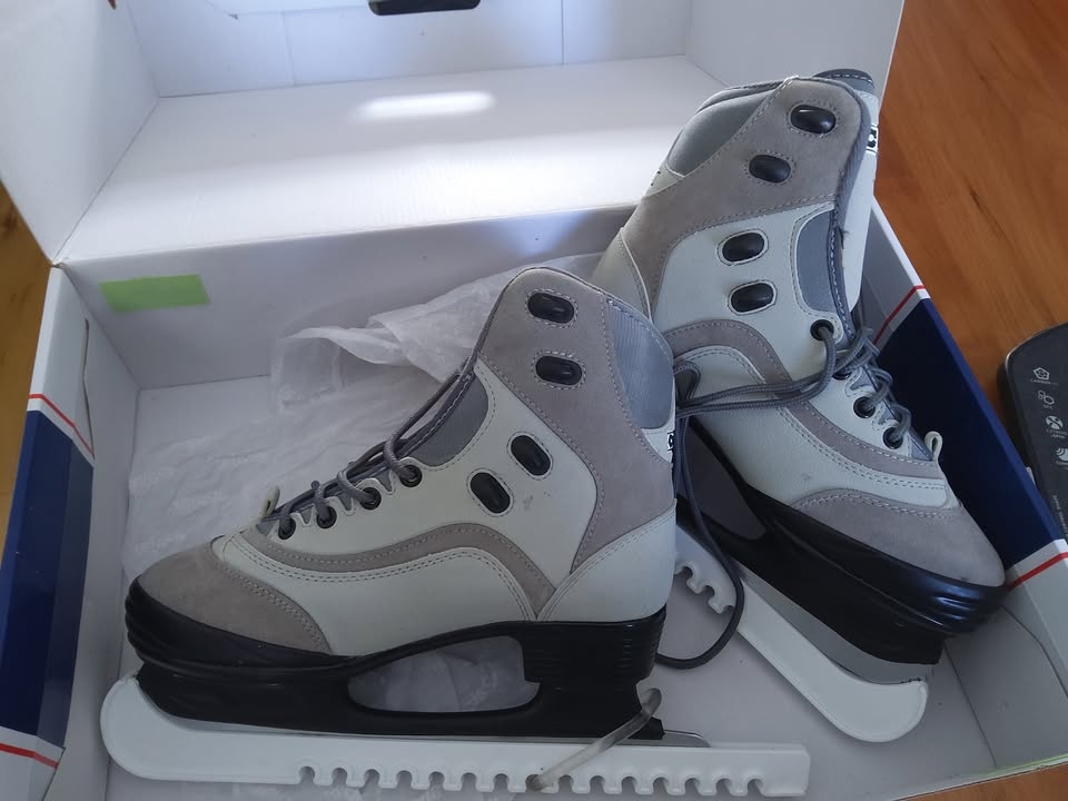 CCM SP50 Women's Grey Figure Skates (Sale and Pelletier version) - photo 3