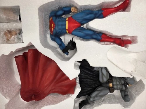 DC Direct Superman vs Batman Exclusive Statue Diorama - photo 2