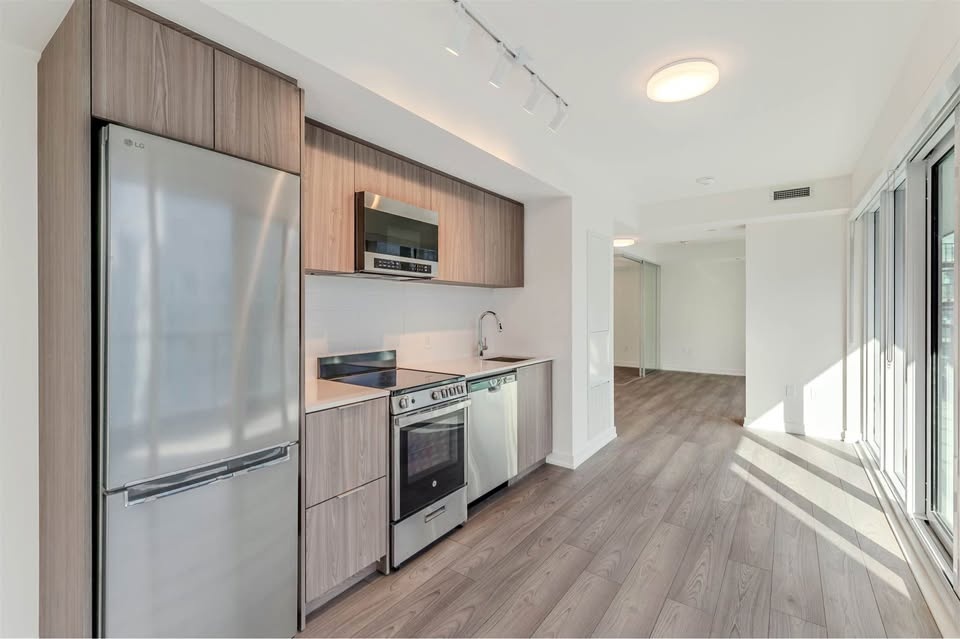 Private Room for Rent – Midtown Toronto (Female Preferred)