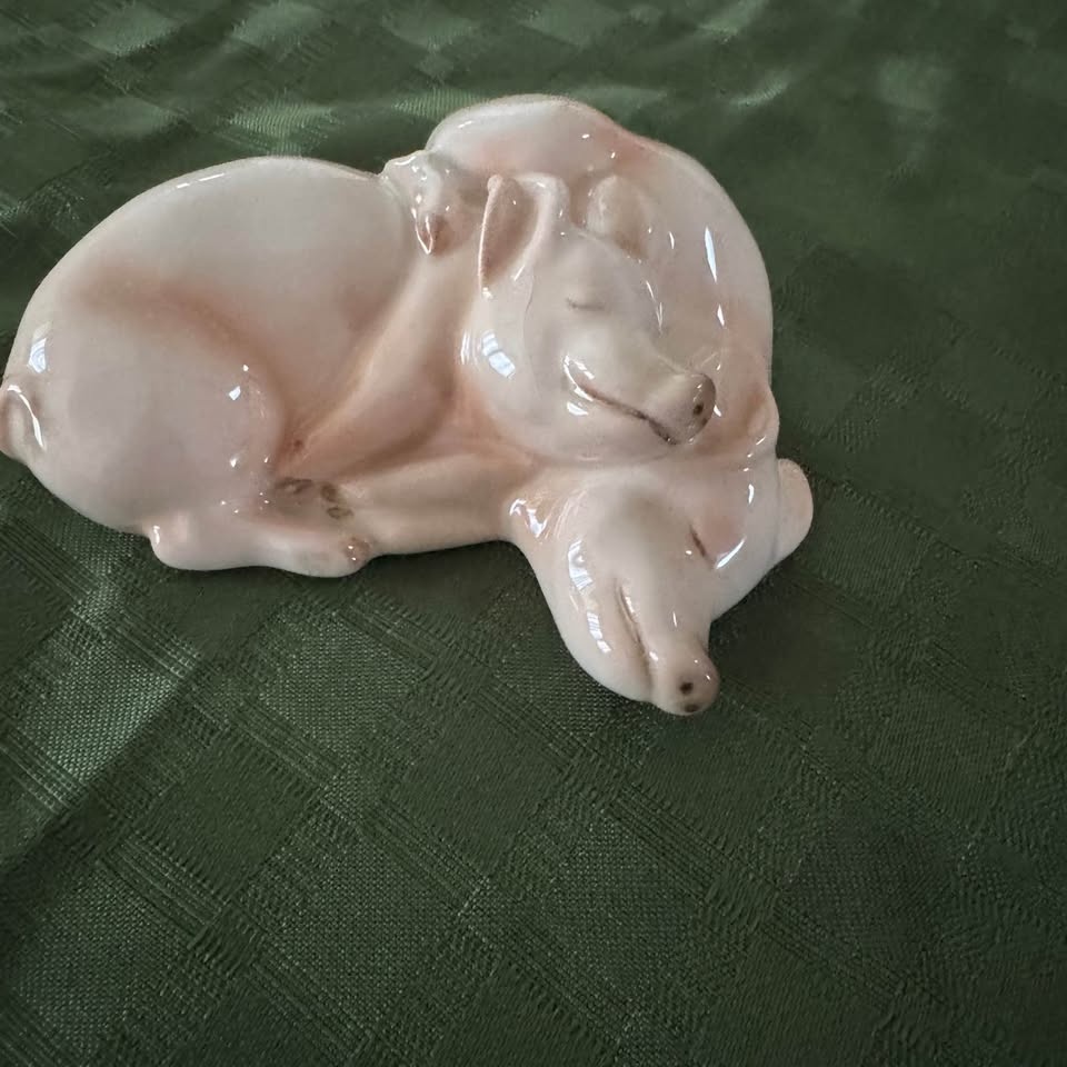 Goebel sleeping pigs figurine - photo 2