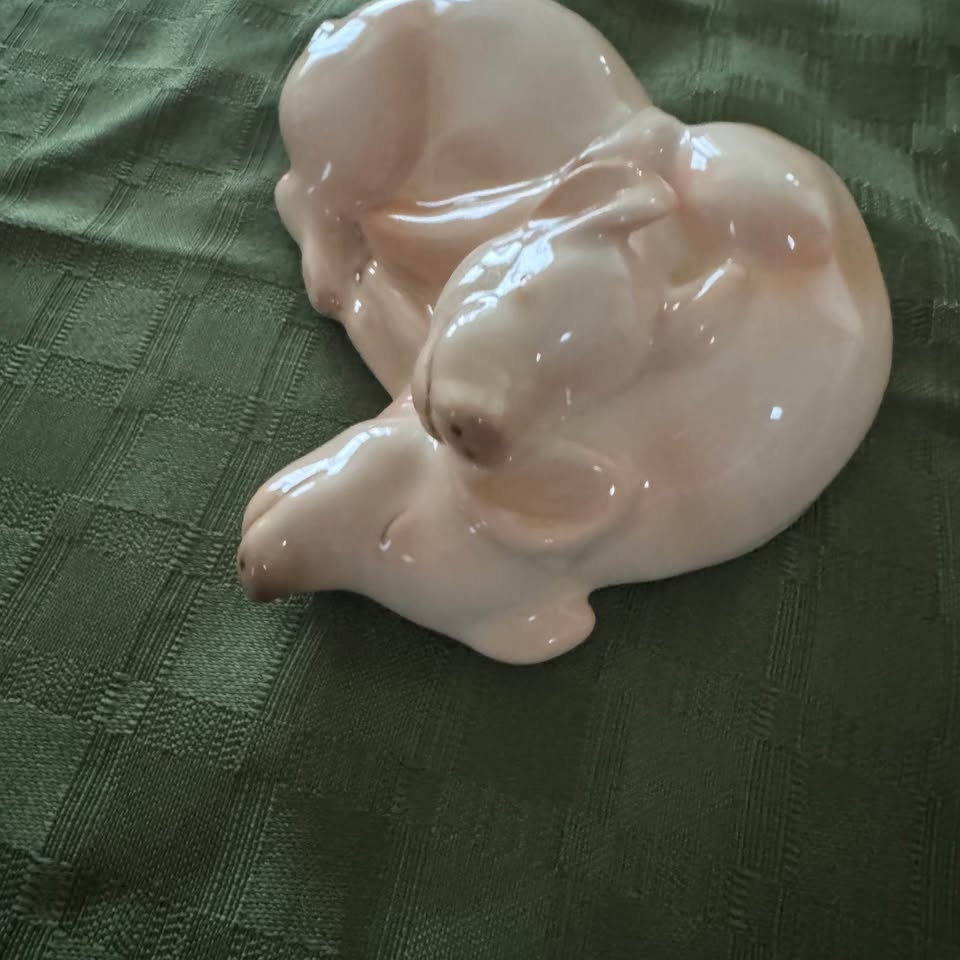 Goebel sleeping pigs figurine - photo 3
