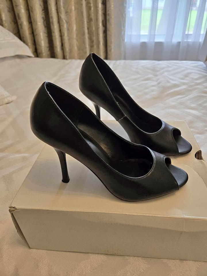 Black heels size 7