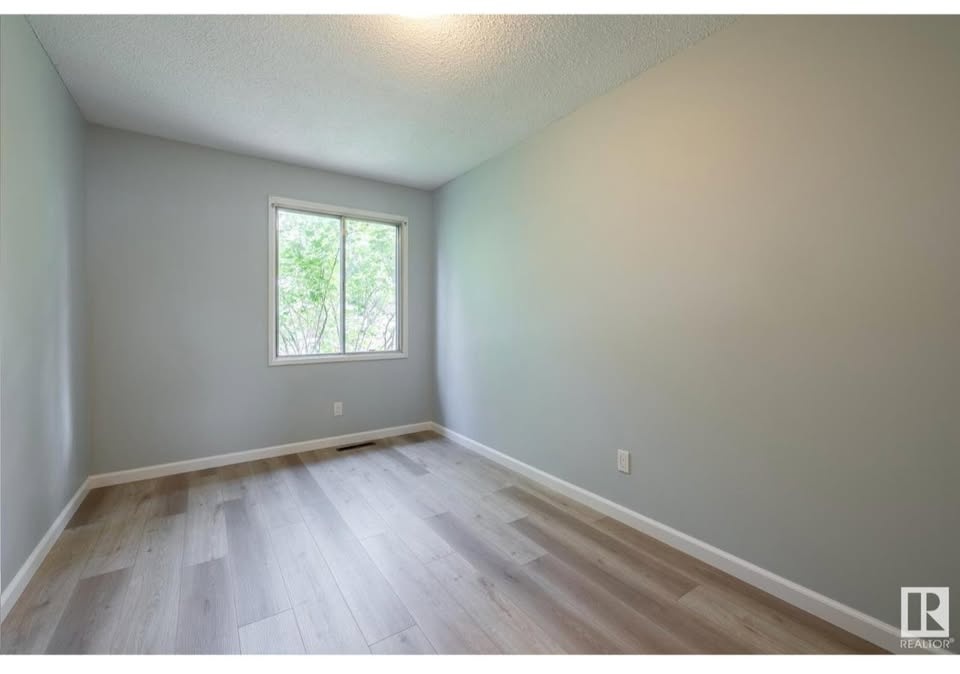 6 Beds 3 Baths - House - photo 3