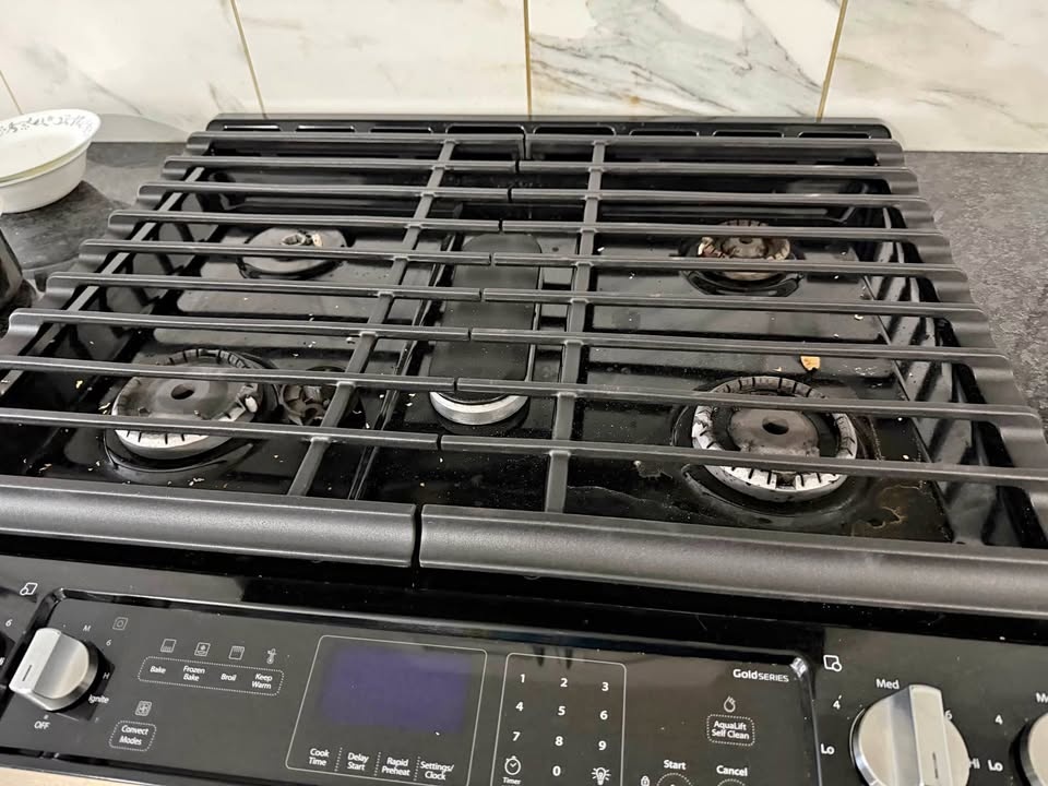 Used Grill with 4 Burner Caps