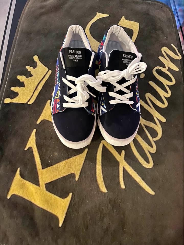 Men stylish graffiti print canvas shoes