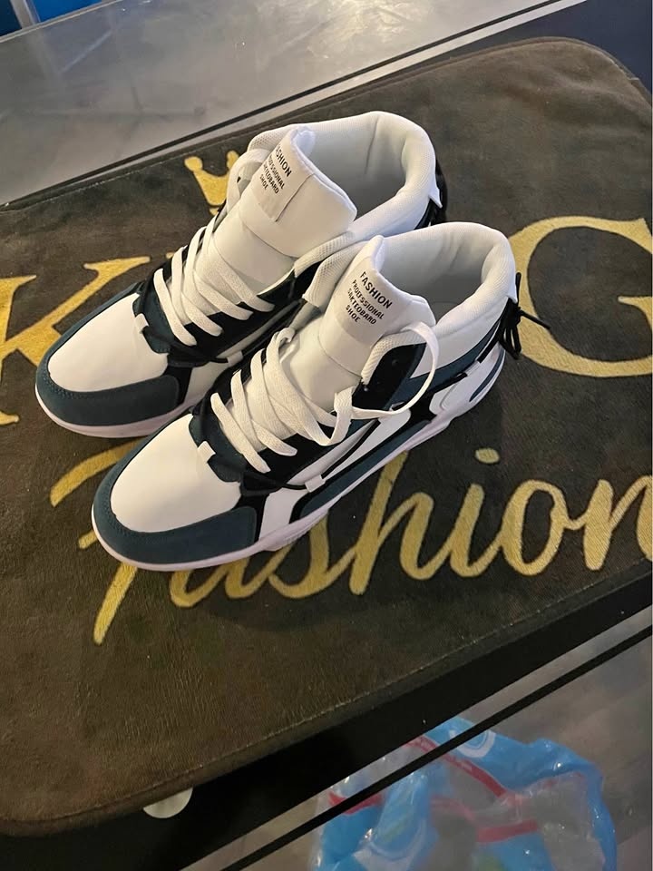 Men mid top sneaker
