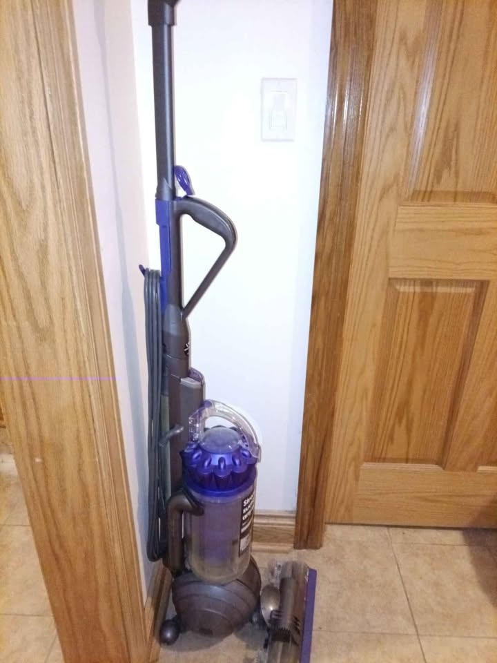 Dyson vacuum - photo 2