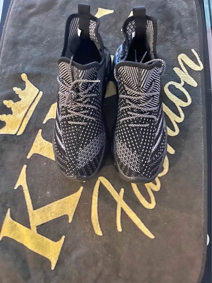 Men running sneakers