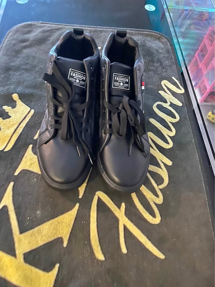 Men durable sneakers