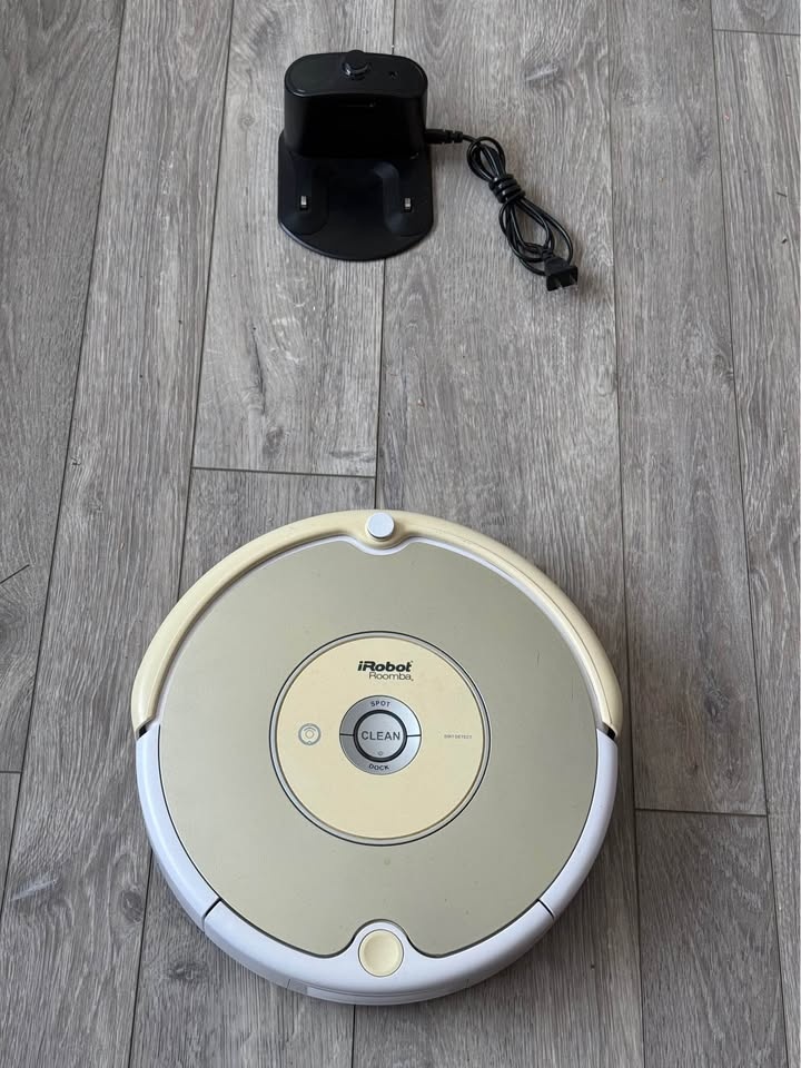 iRobot Roomba with new Battery and new charging dock.