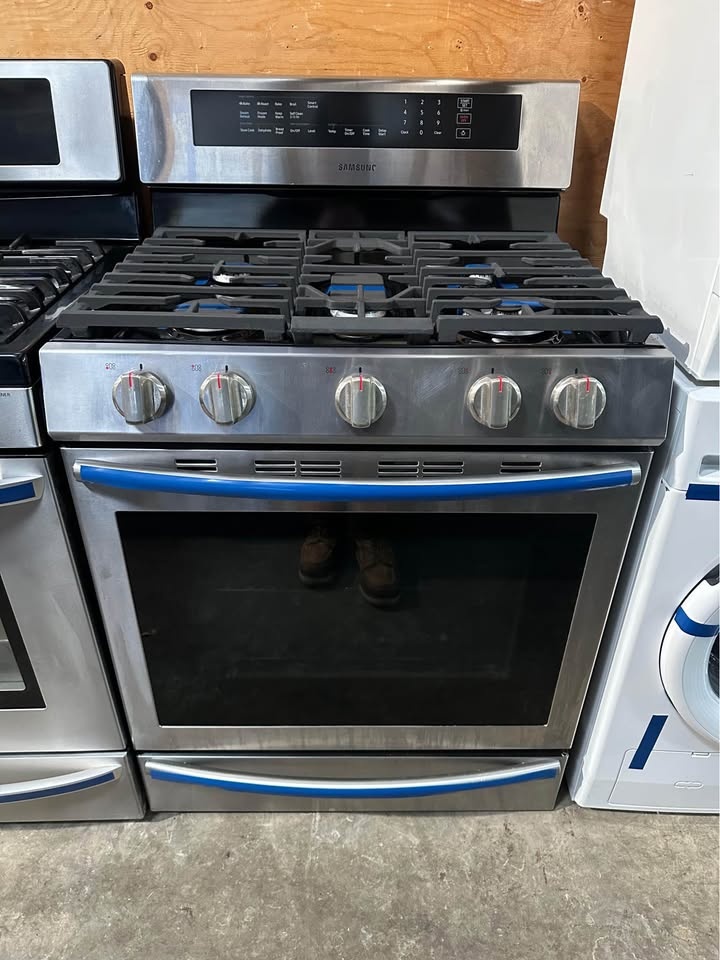 30" SAMSUNG PROPANE GAS STOVE STAINLESS STEEL CONVECTION OVEN - photo 2