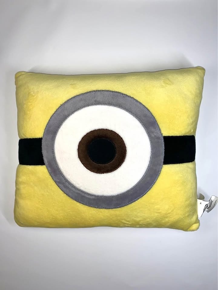Despicable me MINIONS PILLOW, new, Universal Studios TM, square