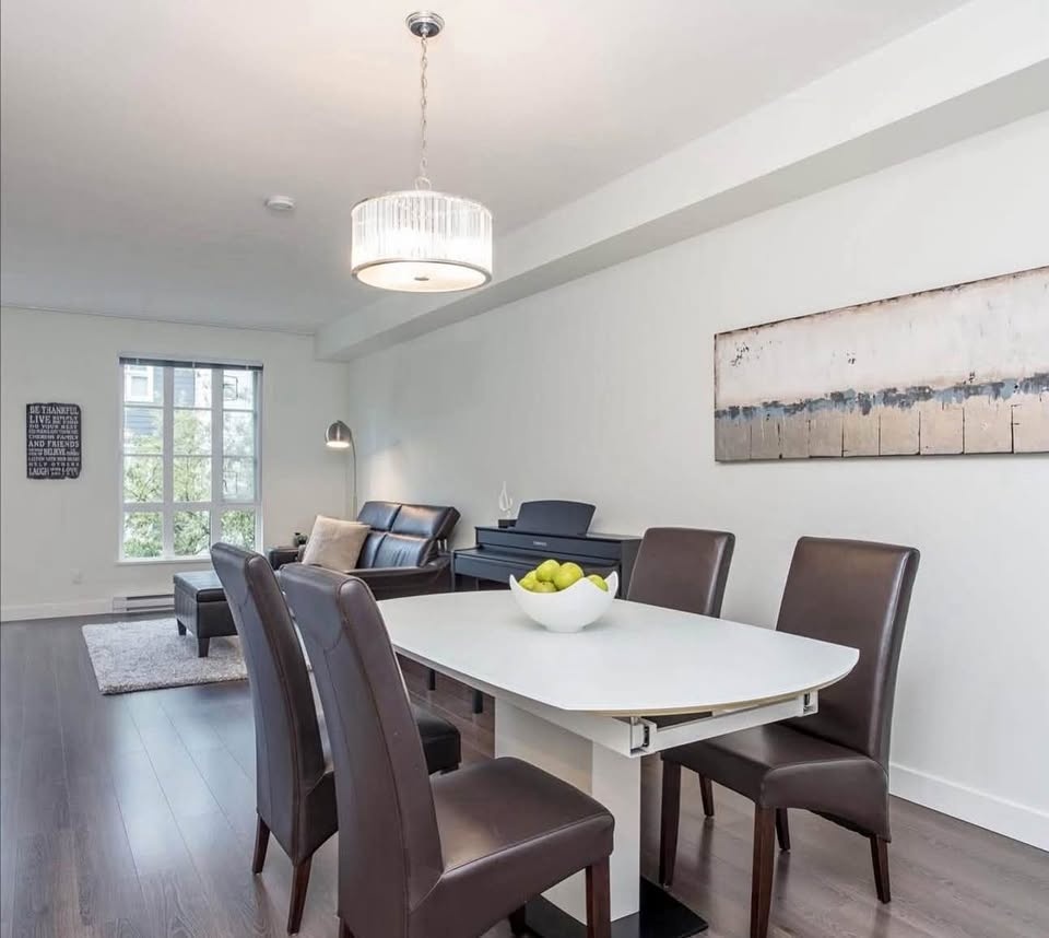 ScanDesign Balboa Expandable Table + 4 Leather Chairs