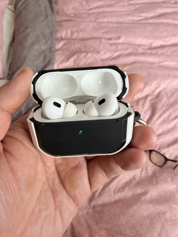 Apple AirPods Pro (2nd Gen) – Very Good Condition – With Box - photo 2