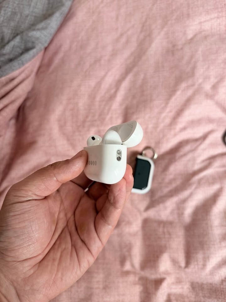 Apple AirPods Pro (2nd Gen) – Very Good Condition – With Box - photo 4