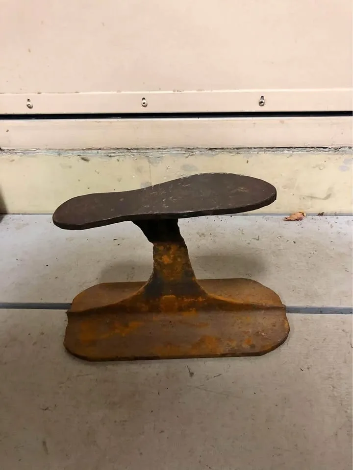 Cobbler’s Shoe Form thumbnail