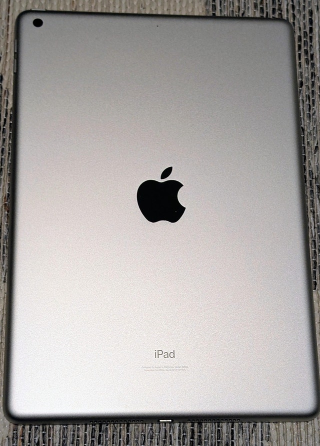 Apple iPad 9th Gen, 64GB, Mint Condition - photo 2