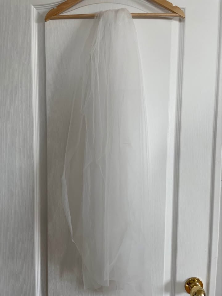Designer White Fingertip Wedding Veil (Ivory) - photo 3