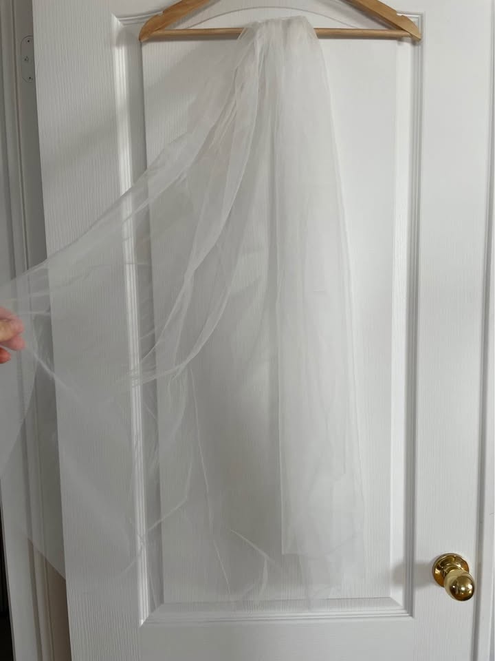 Designer White Fingertip Wedding Veil (Ivory) - photo 4