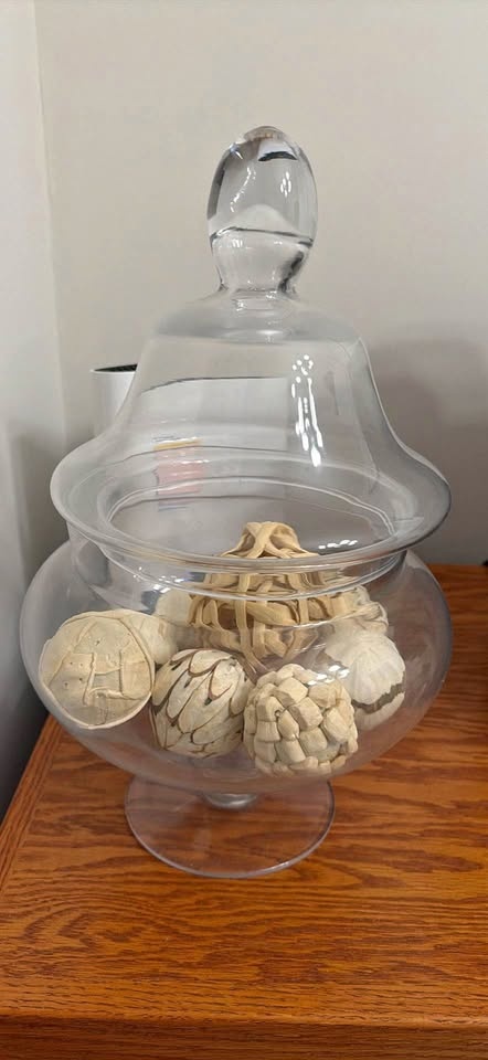 Glass jar with decor