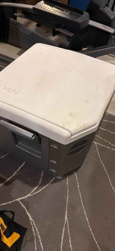 Igloo Portable Fridge 21" x 21" x 17"H - photo 5