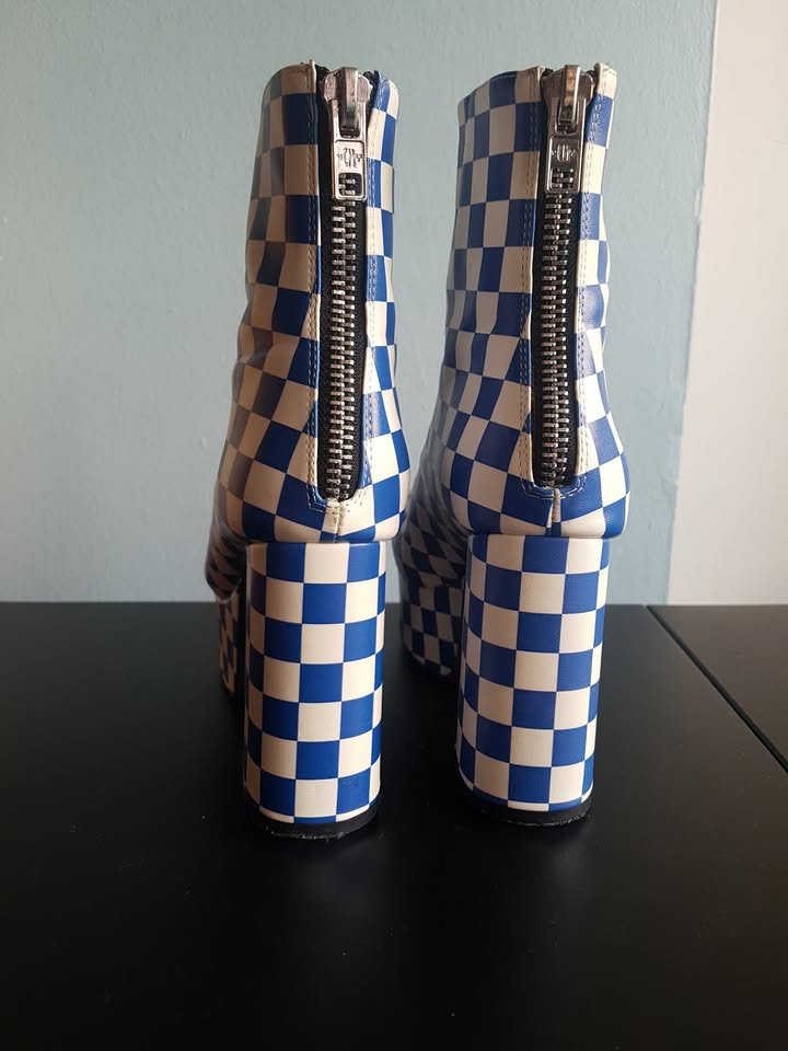Blue and white checkered platform - photo 2