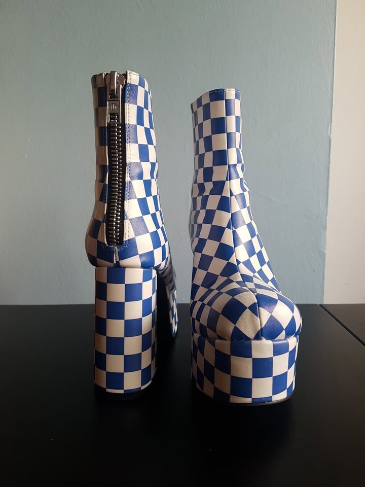Blue and white checkered platform - photo 3