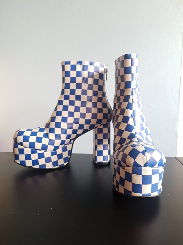 Blue and white checkered platform - photo 5