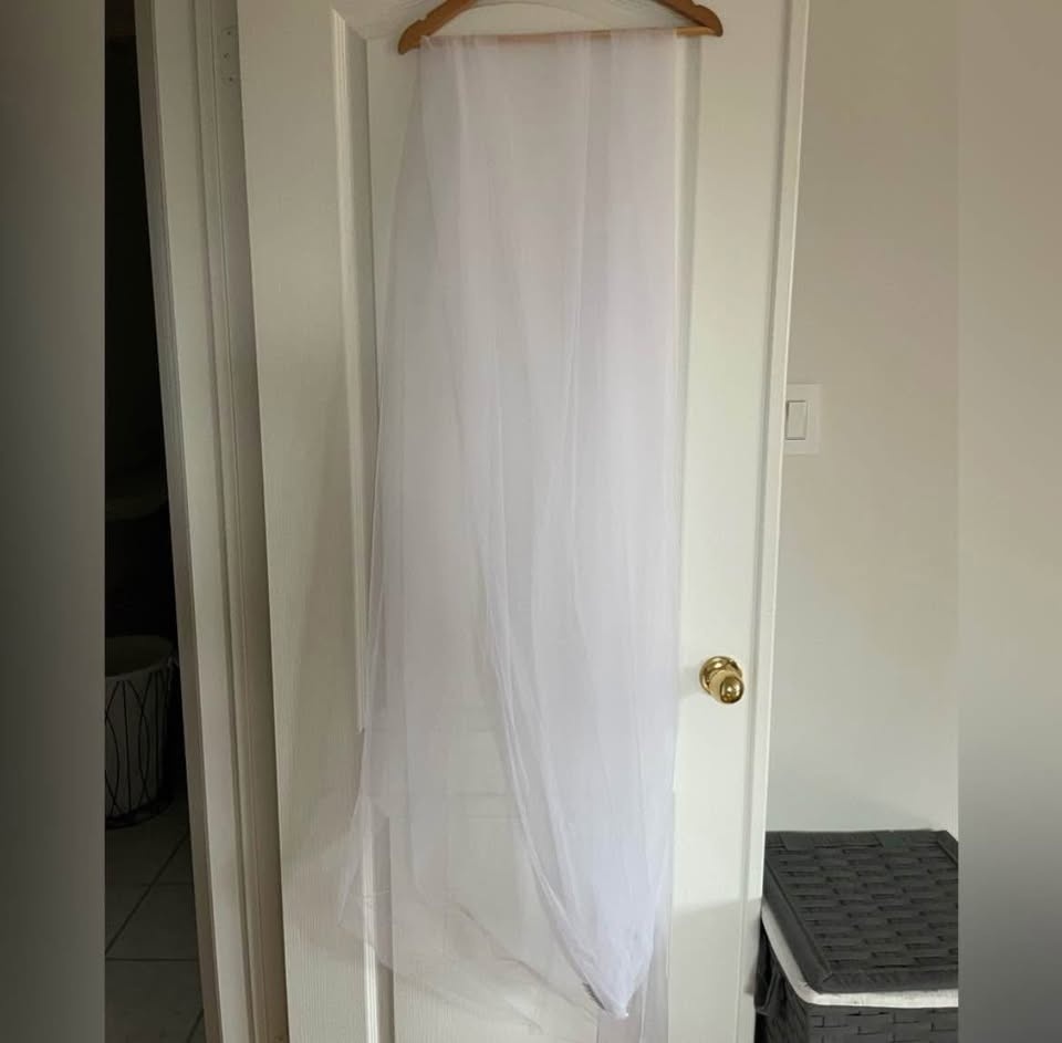 White Cathedral Wedding Veil - photo 2