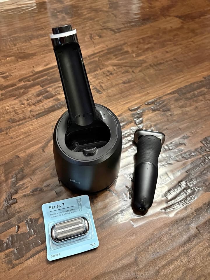 Braun Series 7 Electric Shaver + Cleaning Station + NEW Head