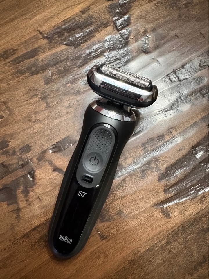 Braun Series 7 Electric Shaver + Cleaning Station + NEW Head - photo 3