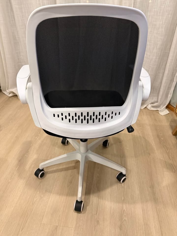 MOVING SALE office chair with 360 rotation adjustable height - photo 2